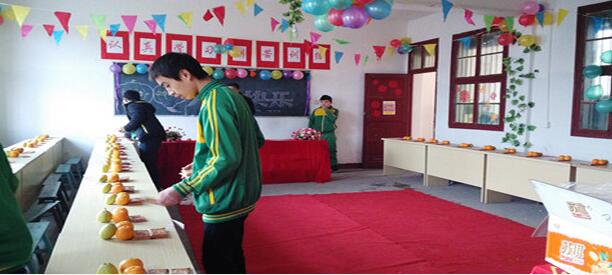 江西青少年励志培训学校师生欢聚在一起迎元旦