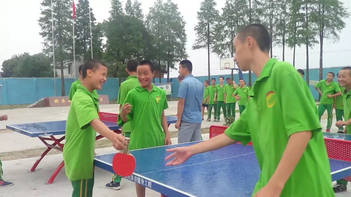 江西青少年励志培训学校学员课余打乒乓球